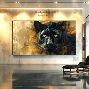 Könnte beinhalten: Ein großer rechteckiger Leinwanddruck mit einem schwarzen Panther mit stechend gelben Augen. Das Kunstwerk hat einen strukturierten, abstrakten Hintergrund mit Gold- und Grautönen. Der Text "HondgmochtArt Printable Art" ist sichtbar.