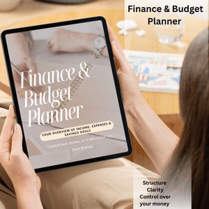 Könnte beinhalten: Ein Tablet zeigt einen digitalen Finanz- und Budgetplaner. Der Bildschirm zeigt den Titel "Finance & Budget Planner" und den Text "Your overview of income, expenses & savings goals." Das Bild enthält auch das Zitat "Control your money, or it will control you."