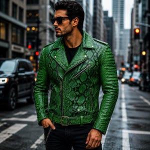 Peut inclure: Une veste de moto vert vif avec un motif détaillé en peau de serpent noire, un revers cranté, des fermetures éclair en métal argenté, une ceinture à boucle à la taille et des détails matelassés sur les épaules, portée sur un t-shirt noir.