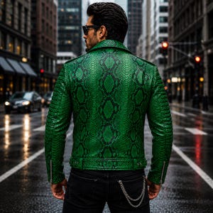 K&ouml;nnte beinhalten: Eine leuchtend gr&uuml;ne Motorradjacke mit einem detaillierten schwarzen Schlangenledermuster, einem breiten Kragen und gesteppten Schulterpartien. Die Jacke verf&uuml;gt &uuml;ber silberfarbene Metallrei&szlig;verschl&uuml;sse an den &Auml;rmeln und einen passenden G&uuml;rtel.