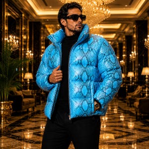 Könnte beinhalten: Eine leuchtend blaue Daunenjacke mit schwarzem Schlangenledermuster, hohem Kragen und Frontreißverschluss. Die Jacke wird über einem schwarzen Rollkragenpullover und einer schwarzen Hose getragen, kombiniert mit einer schwarzen Sonnenbrille und einer goldenen Armbanduhr.