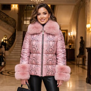 Doudoune rose python pour femme avec col et poignets en fourrure douce | Veste d'hiver zippée de luxe