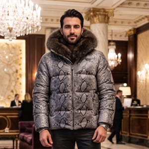 Giacca imbottita da uomo in pelle di pitone con cappuccio in pelliccia / Giacca invernale calda di lusso con cerniera.