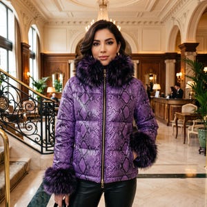 Jaqueta puffer feminina com estampa de píton e detalhes em pelúcia, jaqueta de luxo para o inverno com zíper.