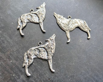 BULK 20 Howling Dog or Wolf Charms SC2919