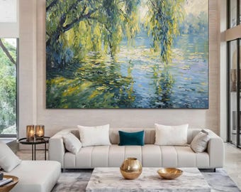 Könnte beinhalten: Großes Ölgemälde, das eine ruhige Wasserlandschaft mit Trauerweiden darstellt. Das Kunstwerk verwendet Blau-, Grün- und Gelbtöne und schafft eine impressionistische Szene. Das Gemälde hängt über einem modernen, neutralfarbenen Sofa.