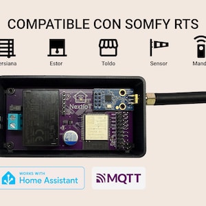 Könnte beinhalten: Ein schwarzes elektronisches Gerät mit einer Leiterplatte, Antenne und dem Text "COMPATIBLE CON SOMFY RTS". Das Gerät ist mit "NextloT" und "WORKS WITH Home Assistant" beschriftet. Symbole für Jalousien, Markisen und Sensoren sind ebenfalls vorhanden.