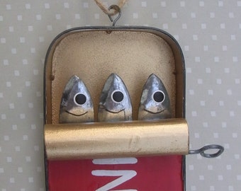Boîte rouge de sardines, décoration à suspendre Boîte de sardines, décoration de poisson, Sardines et sprats