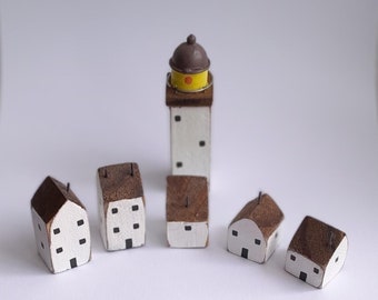Scène de village en bois miniature faite main avec phare