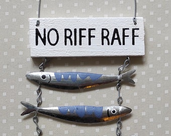 Cartello appeso "No Riff Raff": decorazione murale con pesci umoristici