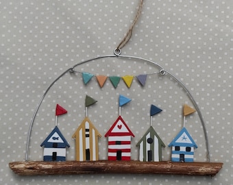 Cabines de plage peintes à la main avec banderoles : décoration bord de mer