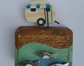 Caravane en bois avec poisson en métal : décoration nautique côtière