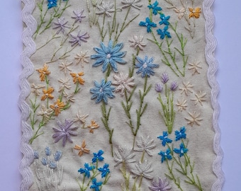 Panneau floral cousu main : décoration murale brodée de fleurs printanières