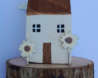 Maison miniature en bois faite main : scène de village avec soleil et fleurs