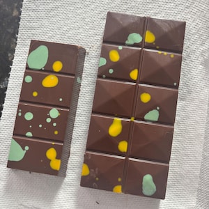 ドバイ風ピスタチオチョコレートバー | ヴィーガンミルクチョコレート、ピスタチオバター、カタフィ