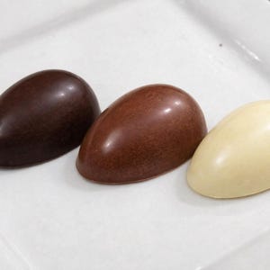 手作りのヴィーガンイースターエッグ – ドバイ産ピスタチオ、ココナッツ、キャドバリークリームフィリング入り