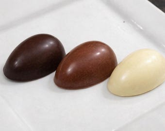 Uova di Pasqua vegane fatte a mano – Ripieni di pistacchio di Dubai, cocco e crema Cadbury.