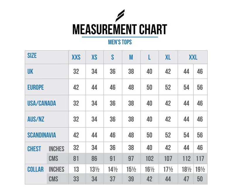 K&ouml;nnte beinhalten: Gr&ouml;&szlig;entabelle f&uuml;r Herren-Oberteile mit Ma&szlig;en in Zoll und Zentimetern. Die Tabelle umfasst die Gr&ouml;&szlig;en von XXS bis XXL und zeigt die entsprechenden Ma&szlig;e f&uuml;r UK, Europa, USA/Kanada, AUS/NZ, Skandinavien, Brust und Kragen.
