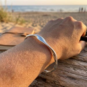 Bracciale ondulato in argento sterling 925, bracciale organico intrecciato a Möbius, gioiello minimalista