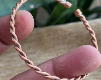 手作りのツイスト銅カフブレスレット - ミニマリストオープンバングル、純銅の職人によるジュエリー