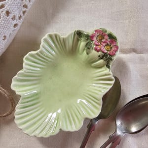 Vintage SylvaC-lövprydnadsfat med handmålad rosa blomma – engelsk keramik samlarobjekt 1926-stil