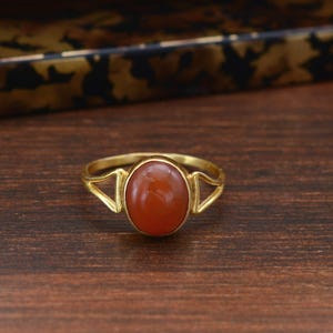 Anillo vintage de cornalina, anillo de piedra ovalada en tono dorado, anillo minimalista llamativo, joyería bohemia, regalo para ella, anillo apilable, anillo rústico de piedras preciosas.