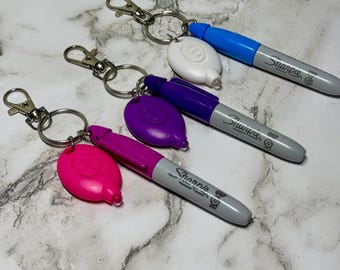 Mini marcador permanente y luz. Accesorios personalizados para porta credenciales. Regalo para enfermeras. Regalo para profesionales de la salud.