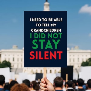 K&ouml;nnte beinhalten: Ein Protestschild, das vor einer Menschenmenge und einem Regierungsgeb&auml;ude hochgehalten wird. Das Schild ist dunkelblau mit wei&szlig;em, gr&uuml;nem und rotem Text, der lautet: "I NEED TO BE ABLE TO TELL MY GRANDCHILDREN I DID NOT STAY SILENT."