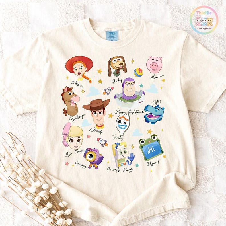 Maglietta Comfort Colors Toy Story, Maglietta "Lo sapevo, ti conoscevo", Maglietta TS e Toy Story 5, Maglietta Woody Buzz Lightyear, Maglietta "Hai un amico" immagine 1