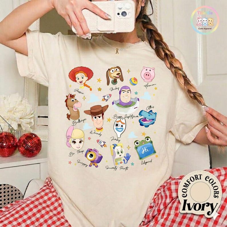 Maglietta Comfort Colors Toy Story, Maglietta "Lo sapevo, ti conoscevo", Maglietta TS e Toy Story 5, Maglietta Woody Buzz Lightyear, Maglietta "Hai un amico" immagine 2