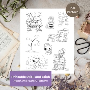 Puede incluir: Un patrón de bordado a mano imprimible en blanco y negro con escenas de los personajes de Snoopy y Charlie Brown. El diseño incluye imágenes de Snoopy, Charlie Brown y un árbol de Navidad. Se muestra el texto "Printable Stick and Stitch Hand Embroidery Pattern".