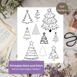 Könnte beinhalten: Ein weißes Blatt mit verschiedenen schwarzen Strichzeichnungen von Weihnachtsbäumen. Die Bäume haben unterschiedliche Stile, einige mit Sternen oben. Der Text "PDF Pattern" befindet sich in einem Kreis oben rechts. Der Text "Printable Stick and Stich Hand Embroidery Pattern" steht unten.