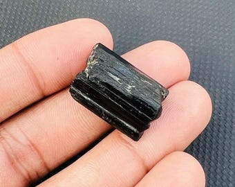 Piedra bruta de turmalina negra natural: cristal curativo de gran poder protector y conexión a tierra.