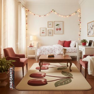 Puede incluir: Un dormitorio con temática de cerezas, con una alfombra con un gran diseño de cerezas en rojo y verde. La habitación incluye una cama, dos sillones, una mesa de centro y obras de arte con temática de cerezas. Las luces de cadena contribuyen al ambiente.