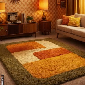 Op de afbeelding: Een shag-tapijt met een retro-ontwerp. Het tapijt heeft een groene rand, met een centraal patroon van oranje, gele en crèmekleurige rechthoekige blokken. Het tapijt ligt in een woonkamer met vintage meubels.