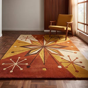 Può includere: Un tappeto rettangolare caratterizzato da un motivo geometrico a stella nei toni dell'arancione, giallo, crema e marrone. Il design presenta forme appuntite radianti e motivi a stella circolari sulla superficie del rivestimento del pavimento.