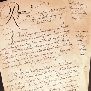 Puede incluir: Una carta escrita a mano en papel envejecido con letra cursiva. La carta comienza con el nombre "Ryan" y contin&uacute;a con un mensaje sincero sobre encontrar el amor y una pareja de vida.
