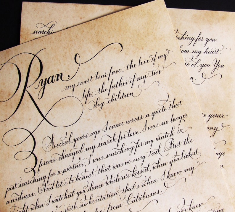 Puede incluir: Una carta manuscrita en papel envejecido con tinta negra, expresando la b&uacute;squeda del amor y la b&uacute;squeda de un compa&ntilde;ero por parte del escritor. La carta comienza con "Ryan, mi dulce rostro de oso, el amor de mi vida, el padre de mis dos hijos perros."
