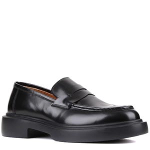 Puede incluir: Mocas&iacute;n de cuero negro con suela gruesa. El zapato presenta un dise&ntilde;o cl&aacute;sico de mocas&iacute;n con borlas, con punta redondeada y una correa en el empeine. La suela tiene aproximadamente 3,8 cm de grosor.