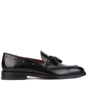 Op de afbeelding: Zwarte leren loafer met kwastjes. De schoen heeft een ronde neus en een lage hak. De bovenkant is glad en glanzend. Een klassieke stijl, geschikt voor formele of informele gelegenheden. Ongeveer 28 cm lang.