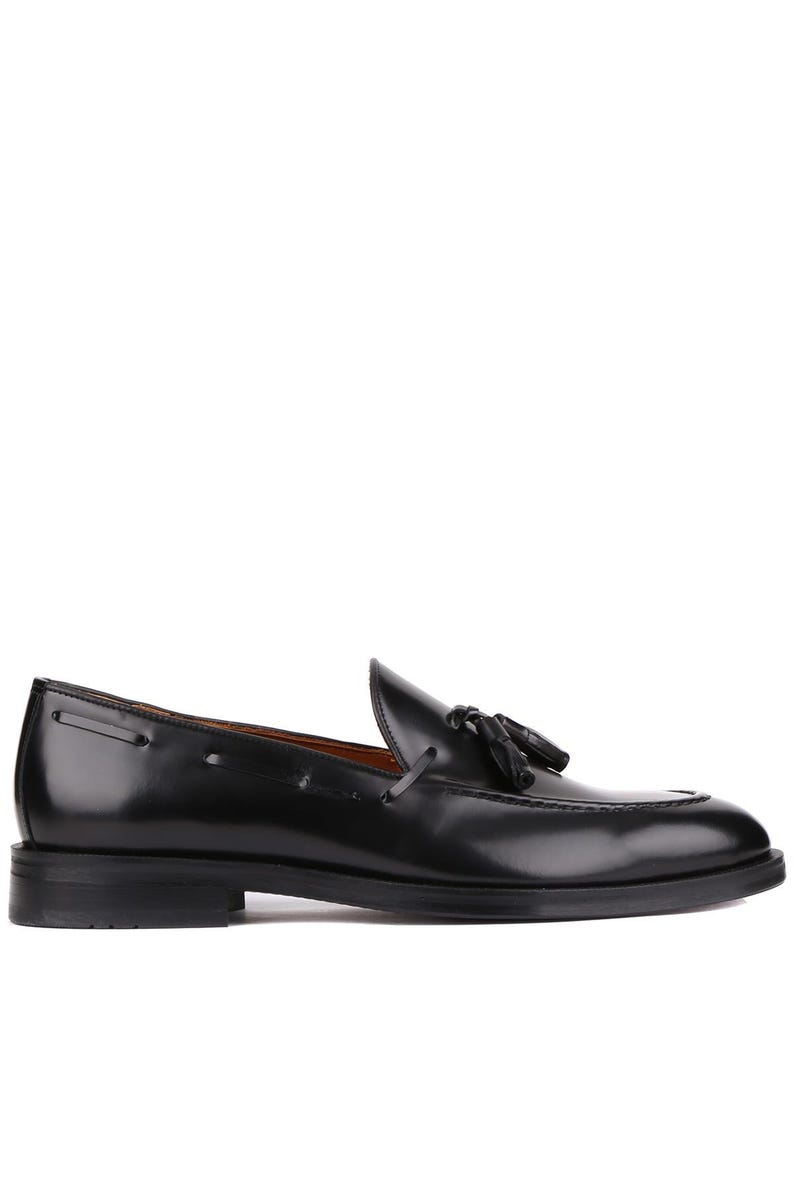 Op de afbeelding: Zwarte leren loafer met kwastjes. De schoen heeft een ronde neus en een lage hak. De bovenkant is glad en glanzend. Een klassieke stijl, geschikt voor formele of informele gelegenheden. Ongeveer 28 cm lang.