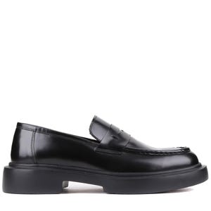 Puede incluir: Mocas&iacute;n de cuero negro con suela gruesa. El zapato presenta un dise&ntilde;o cl&aacute;sico de mocas&iacute;n con borlas, con punta redonda y tac&oacute;n bajo. El acabado brillante a&ntilde;ade un toque de sofisticaci&oacute;n a este calzado.