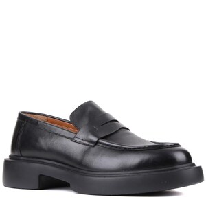 Puede incluir: Mocas&iacute;n de cuero negro con suela gruesa. El zapato presenta un dise&ntilde;o cl&aacute;sico de mocas&iacute;n con borlas con punta redondeada y una suela gruesa tipo plataforma. El zapato est&aacute; hecho de cuero liso y pulido.