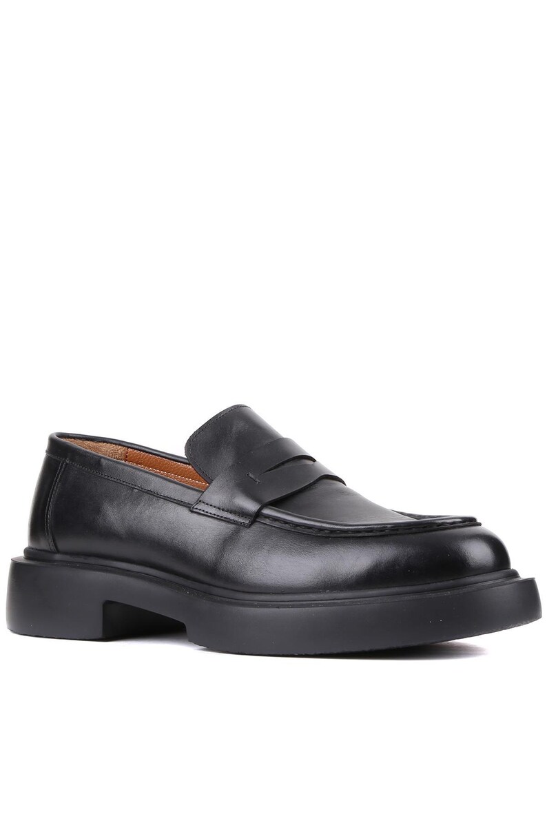 Puede incluir: Mocas&iacute;n de cuero negro con suela gruesa. El zapato presenta un dise&ntilde;o cl&aacute;sico de mocas&iacute;n con borlas con punta redondeada y una suela gruesa tipo plataforma. El zapato est&aacute; hecho de cuero liso y pulido.