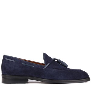 Op de afbeelding: Marineblau su&egrave;de loafer met een kwastje. De schoen heeft een instapontwerp, een lage hak en een ronde neus. De bovenkant heeft een gladde textuur en een donkerblauwe kleur.