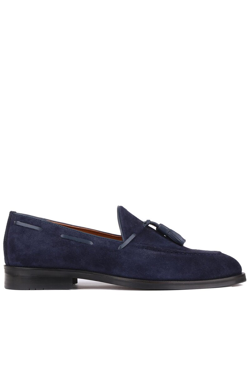 Op de afbeelding: Marineblau su&egrave;de loafer met een kwastje. De schoen heeft een instapontwerp, een lage hak en een ronde neus. De bovenkant heeft een gladde textuur en een donkerblauwe kleur.