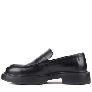 Puede incluir: Mocas&iacute;n de cuero negro con suela gruesa. El zapato presenta un dise&ntilde;o cl&aacute;sico de mocas&iacute;n con punta redonda y tac&oacute;n bajo. El zapato est&aacute; hecho de cuero liso y brillante y tiene un dise&ntilde;o minimalista.