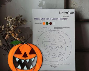 Mönster för målat glas med pumpalykta: Halloweenpumpasolfångare (PDF-nedladdning)