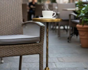 Handgefertigter Akzenttisch aus Aluminium, antikes Messing-Finish, schwarze Glasplatte