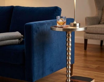 Mesa auxiliar de aluminio hecha a mano con acabado de níquel metálico.